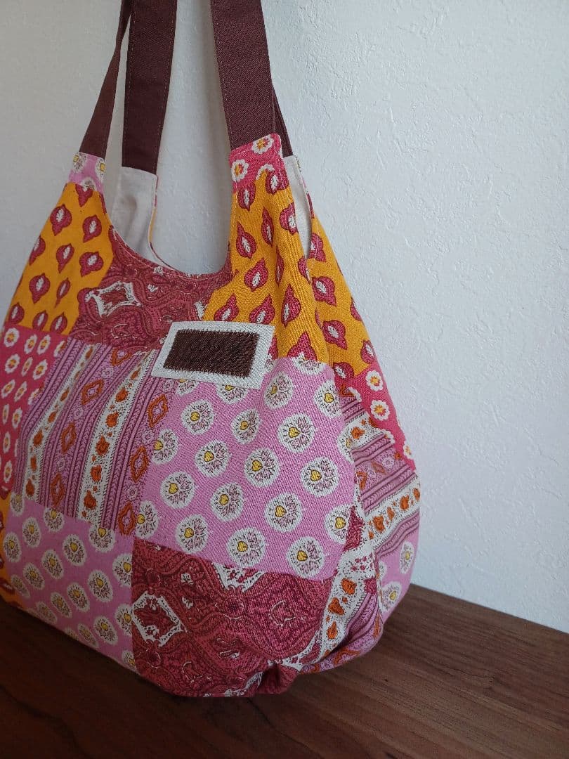 フォルムが可愛いトートバッグ*ハンドメイド　綿麻キャンバス　パッチワーク柄M