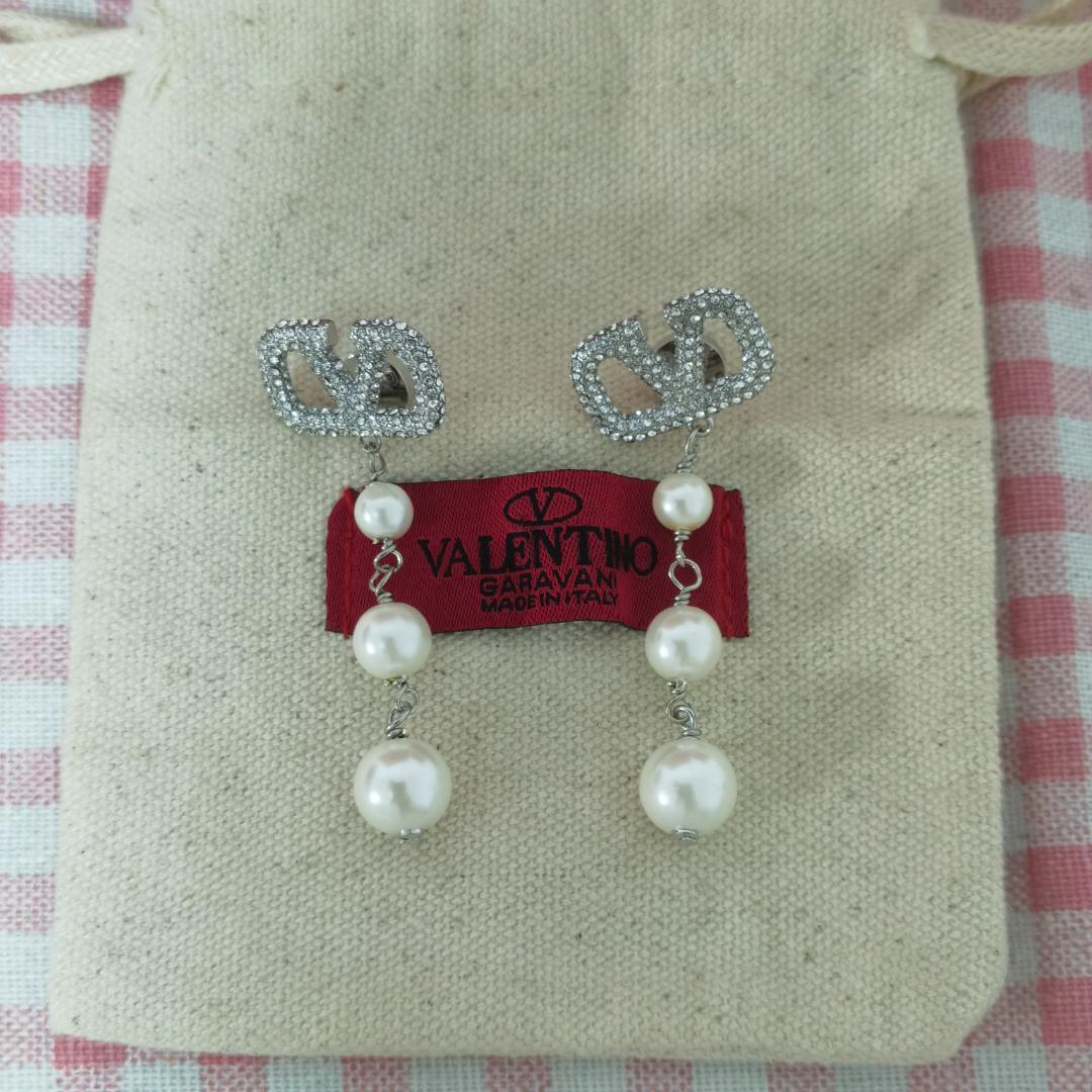 《シルバー》Vロゴ ヴァレンティノ クリスタルパール ピアス 超美品
