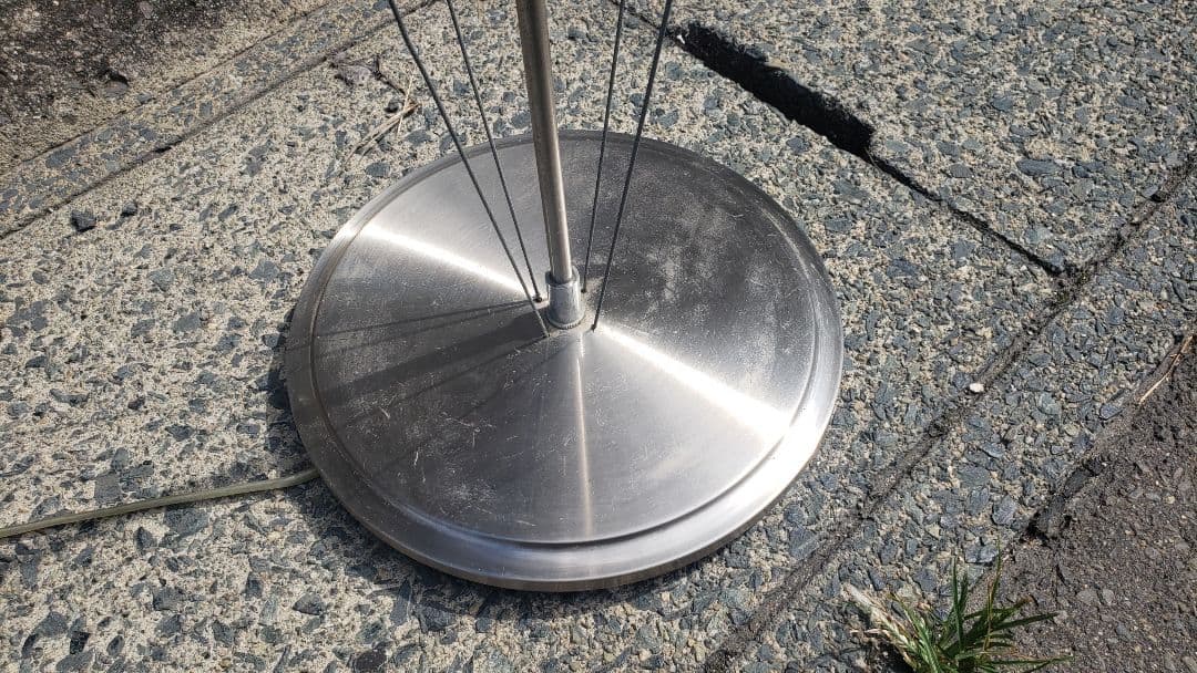 ワイヤーフレームのフロアスタンド　モダン　照明　フロアライト