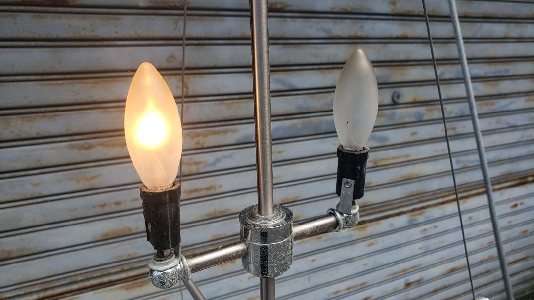 ワイヤーフレームのフロアスタンド　モダン　照明　フロアライト