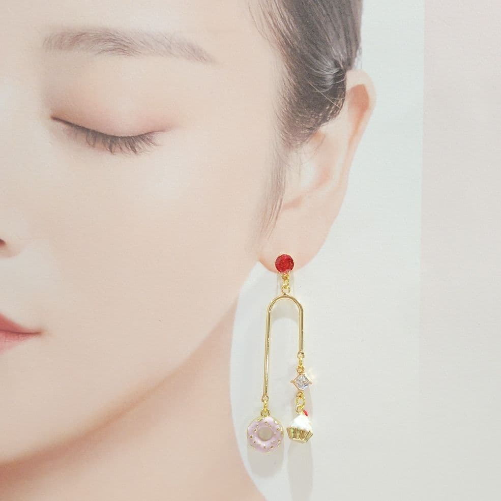 １点のみ♡大人のティータイム✨️ドーナツとカップケーキのキラキラ天秤ピアス♡