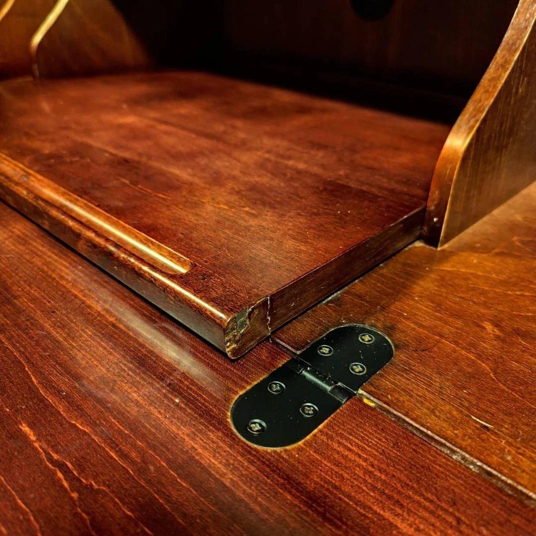 希少モデル カリモク家具 ライティングビューロー 気品ある脚付きデザイン