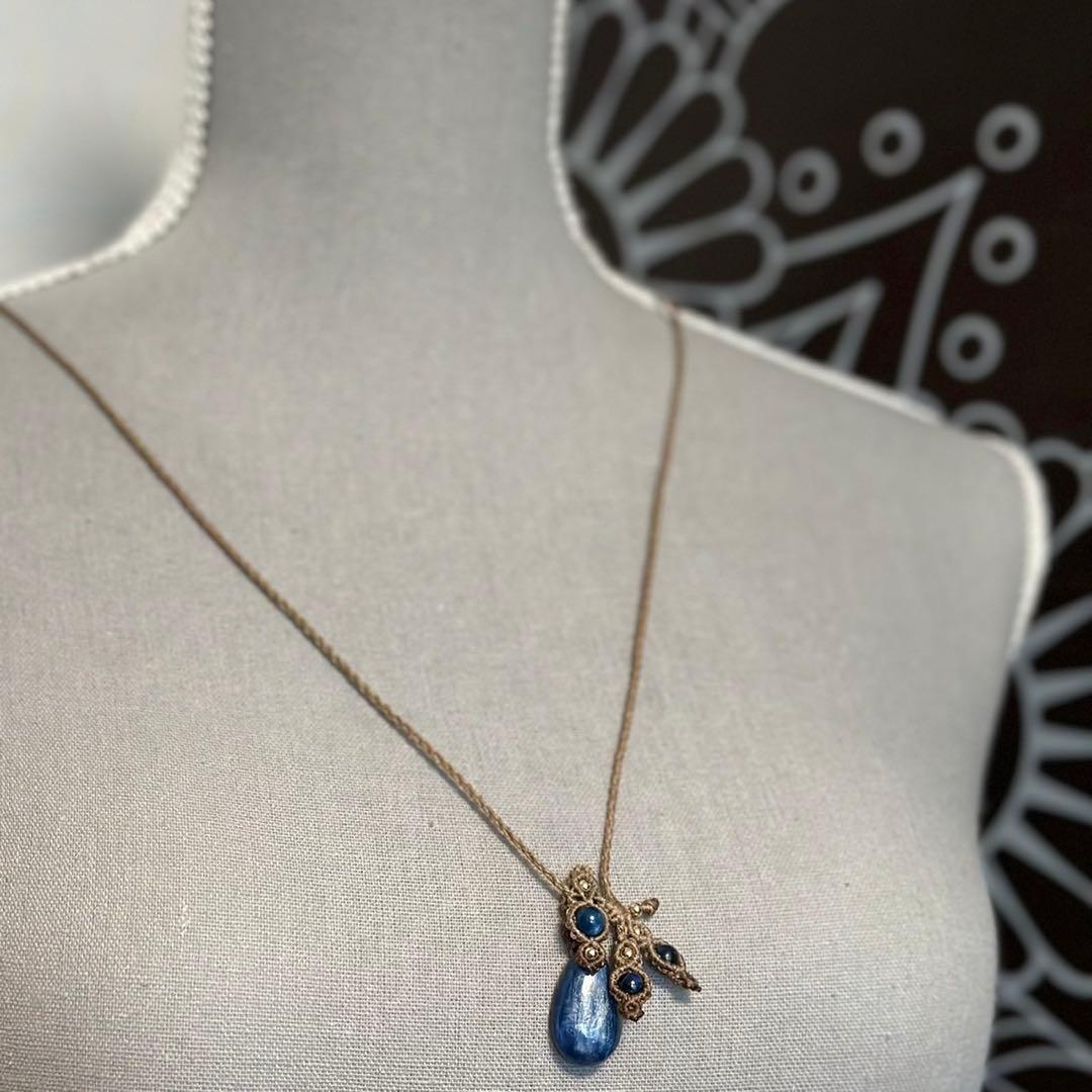 『祈夜煌』ブルーカイヤナイトのマクラメペンダントネックレス
