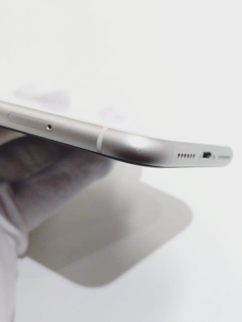 4-560 iPhone11 64GB　ホワイト　本体　SIMロックあり