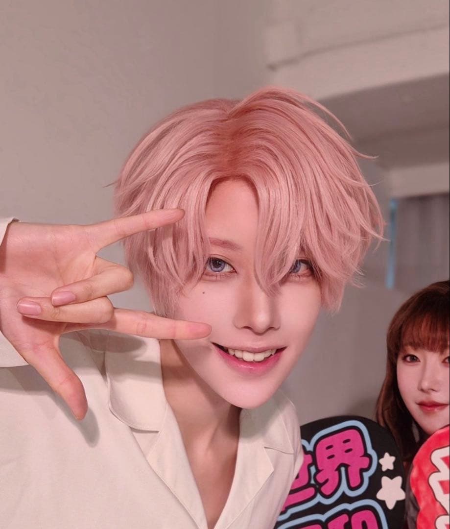 ピンク髪キャラクター スーツ姿