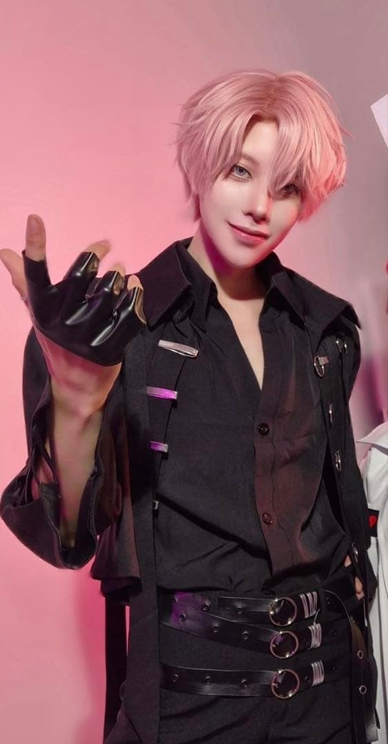 ピンク髪キャラクター スーツ姿