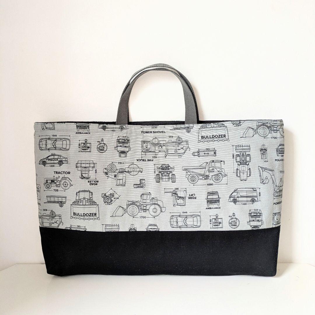 裏地キルティング大きめレッスンバッグ　働く車設計図柄グレー×ブラック