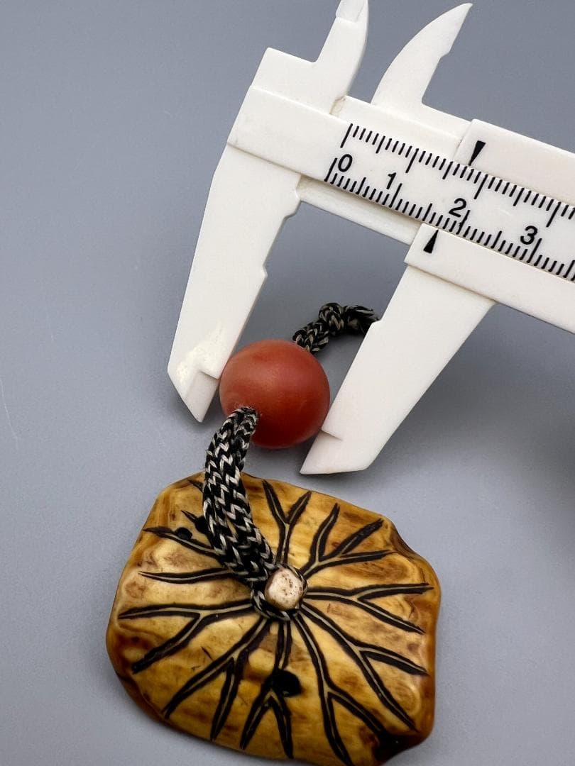 時代　根付　天然素材製　蓮根文　瑪瑙珠尾締め　重量約15.4g