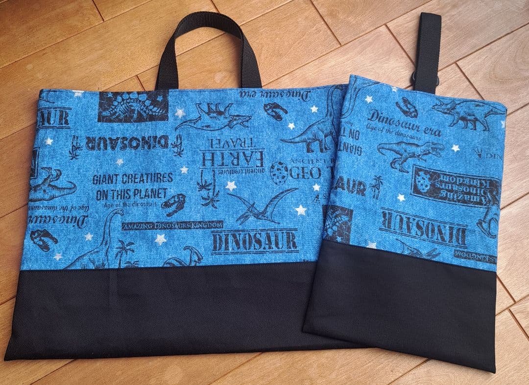レッスンバック ④ シューズケース 入学入園セット 上履き入れ 英字 恐竜　青