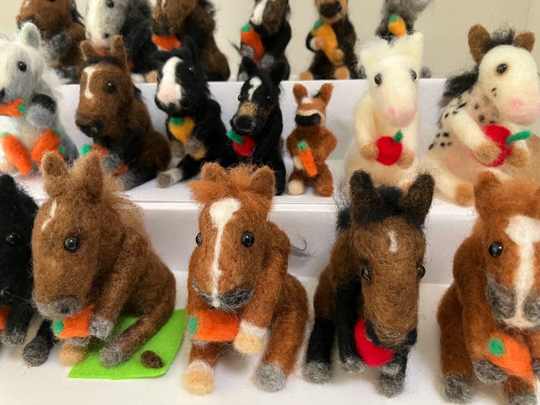 羊毛フェルト 馬　サラブレッド　ぬいぐるみ　競走馬　置物　馬19個　ボックス入り