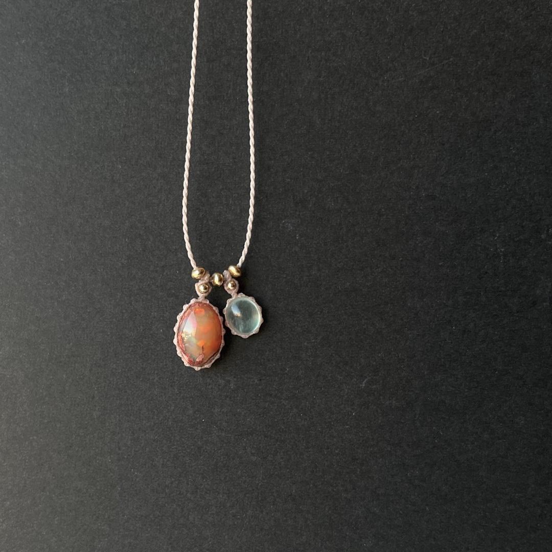 カンテラオパールとプレナイトのマクラメ編み 天然石ネックレス