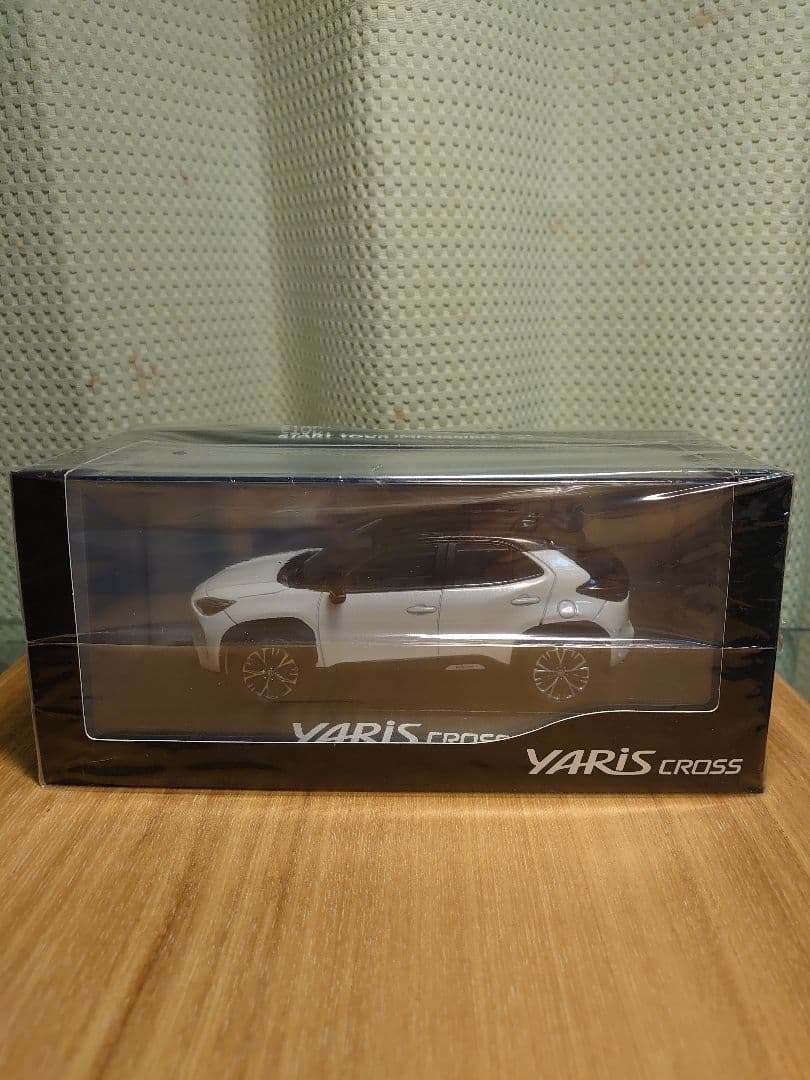 ☆【新品】ヤリスクロス　ブラックマイカ×ホワイトパール　カラーサンプル