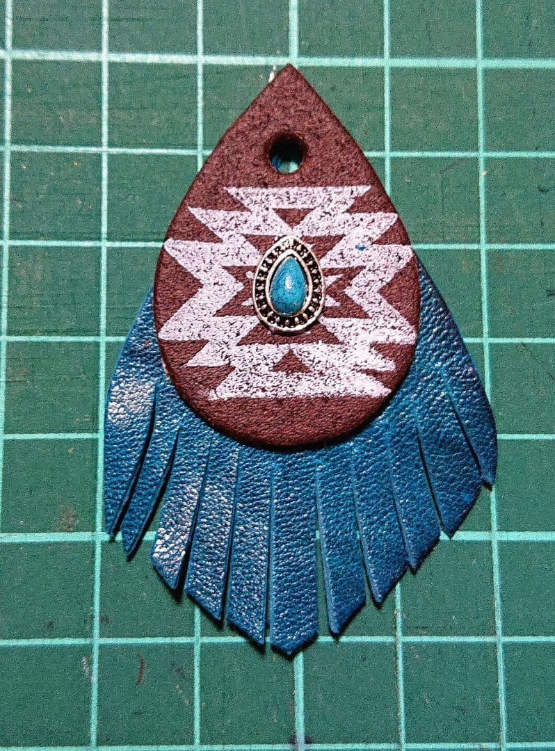 革タグ☆デザイン革タグ☆オルテガスタンプ・フェザー風☆３個セット