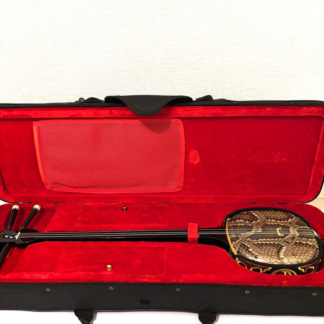ほぼ新品 沖縄三線 本蛇皮 黒塗り棹 標準サイズ 上位モデル 良音 沖縄伝統楽器