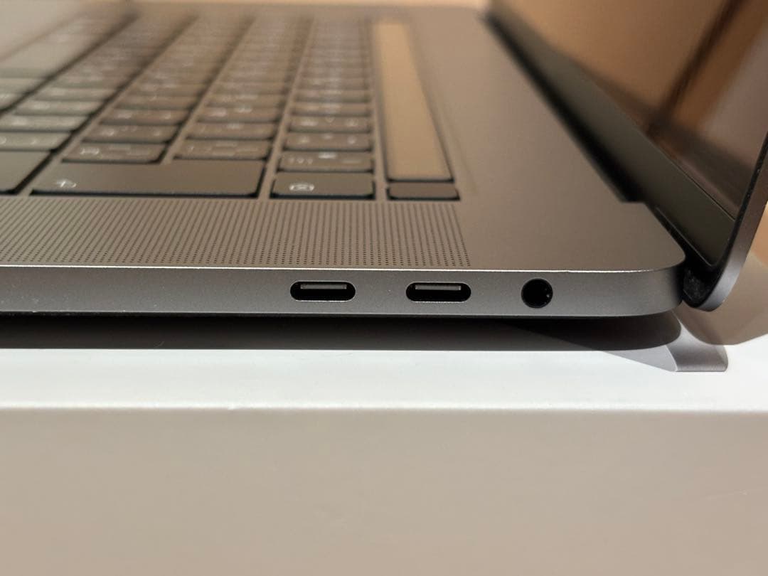 MacBook本体 MacBook Pro 16 i7 32GB 1TB GPU 5500M 8G