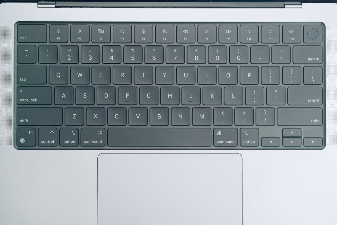MacBook Pro M1 Pro 14インチ / 16GB / 1TB