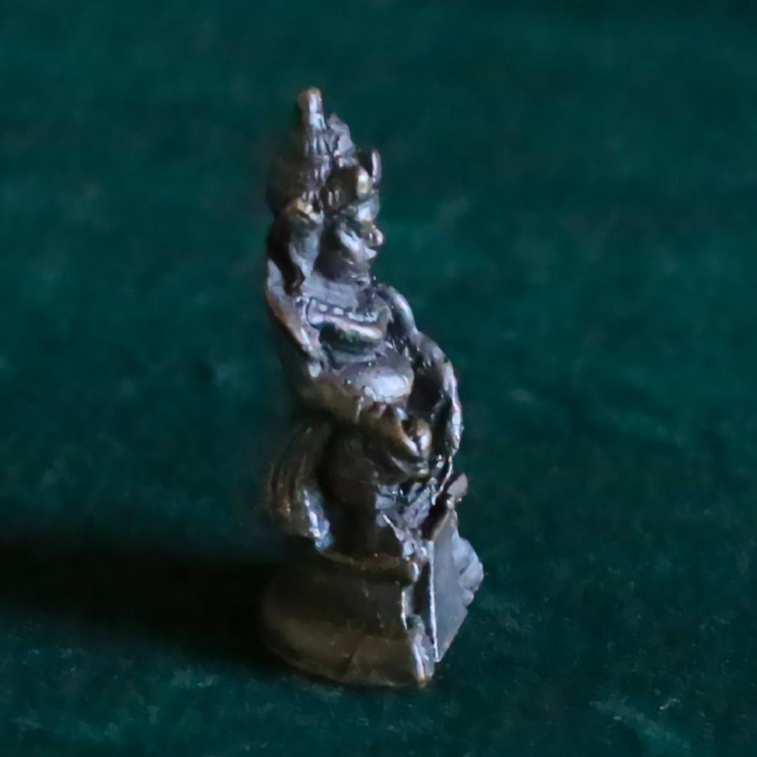 チャムンダ像(?)　金属製　約3.5cm 　ー インドの小さな神さま ー