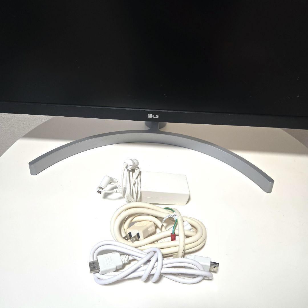 27インチの4K解像度を持つLG製モニター。