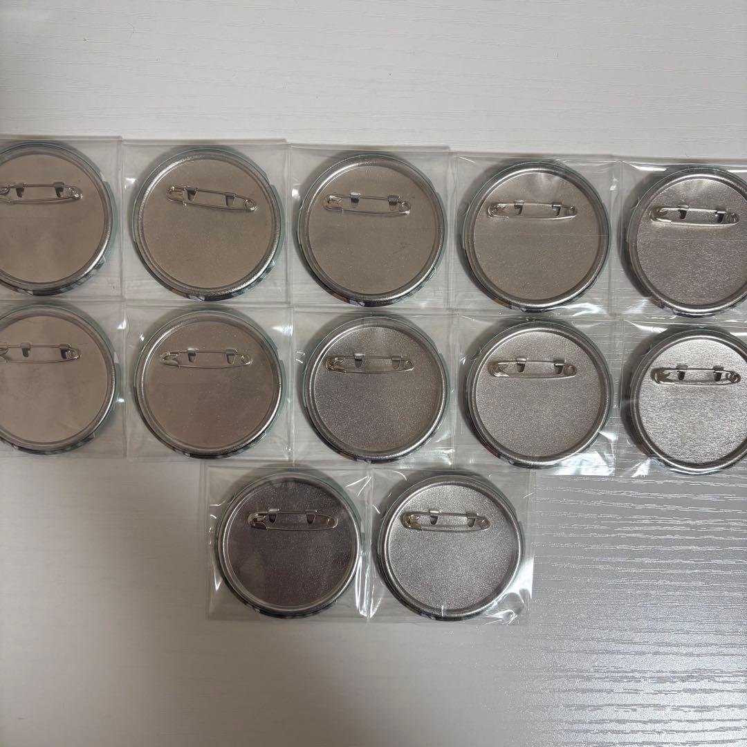 進撃の巨人 リヴァイ 缶バッジ サンリオ 12個