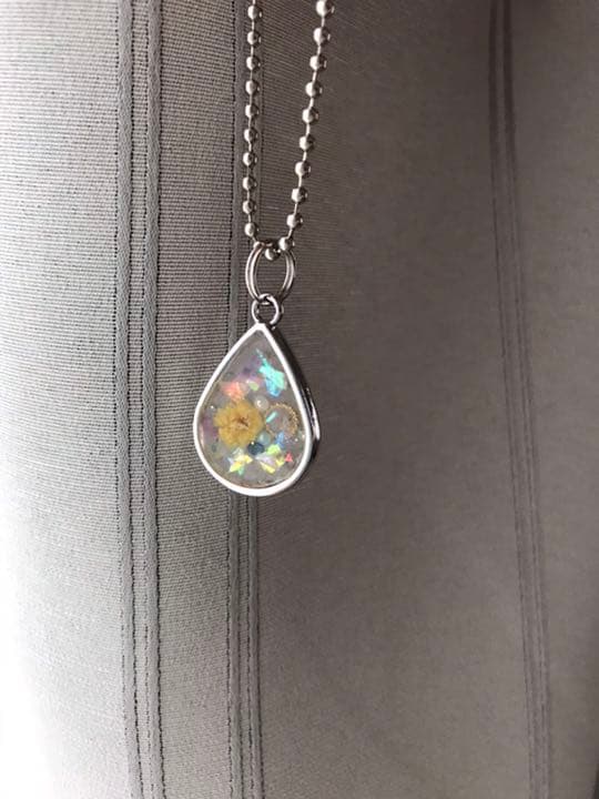 ハンドメイド　透明な中の小花　チャーム