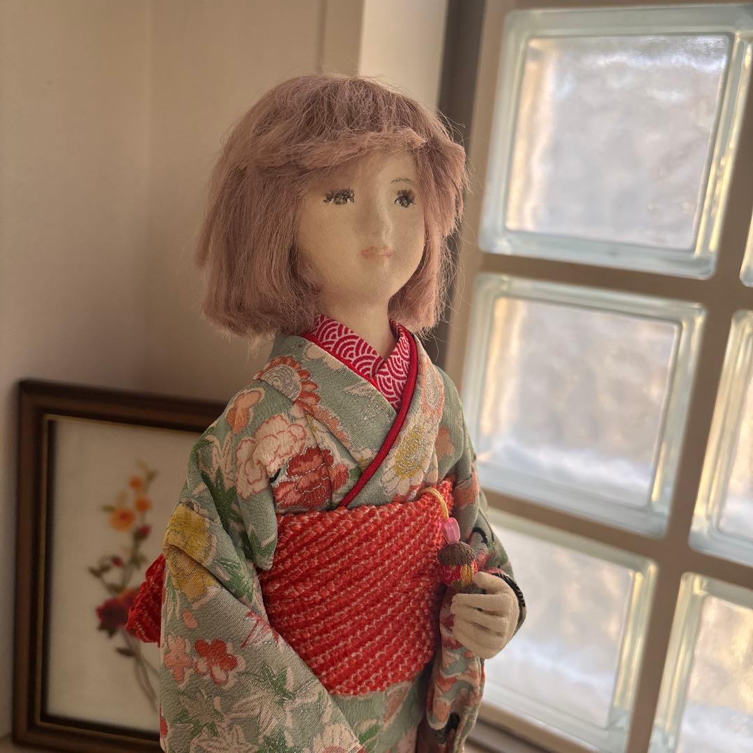 着物人形 緑色と赤色の着物