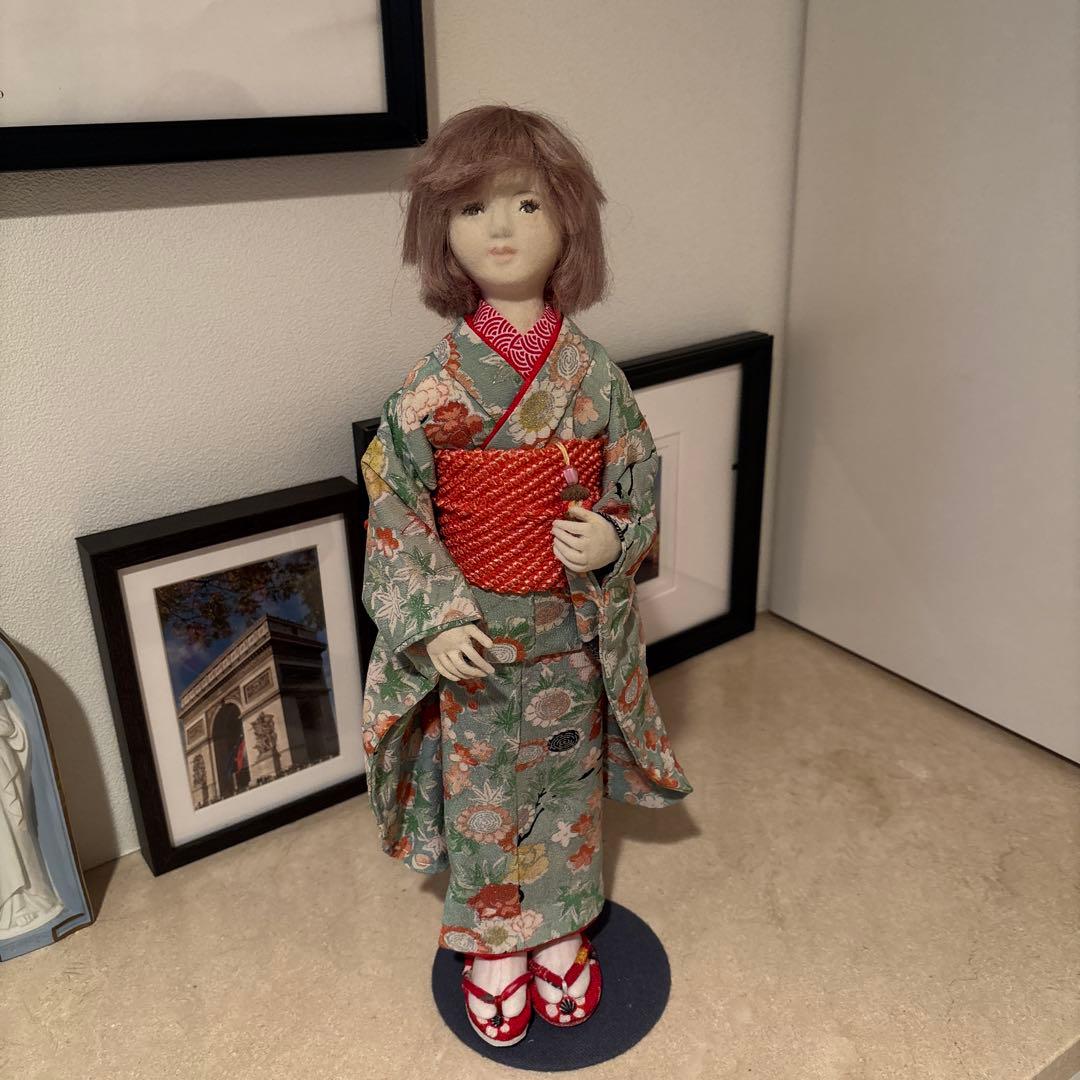 着物人形 緑色と赤色の着物