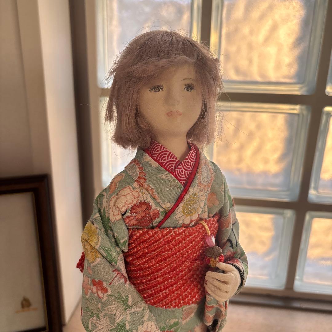 着物人形 緑色と赤色の着物