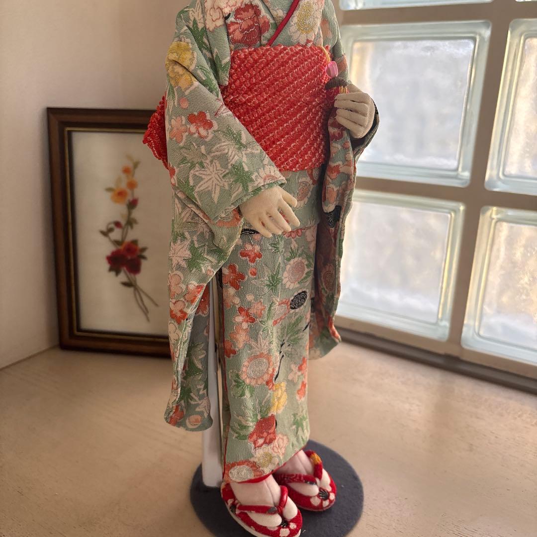 着物人形 緑色と赤色の着物