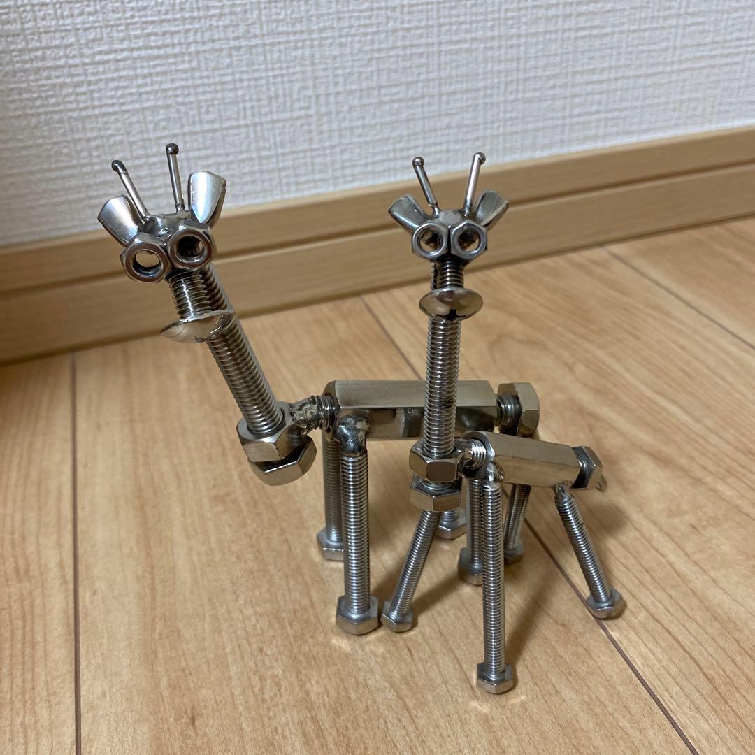 金属製キリンの立体オブジェ