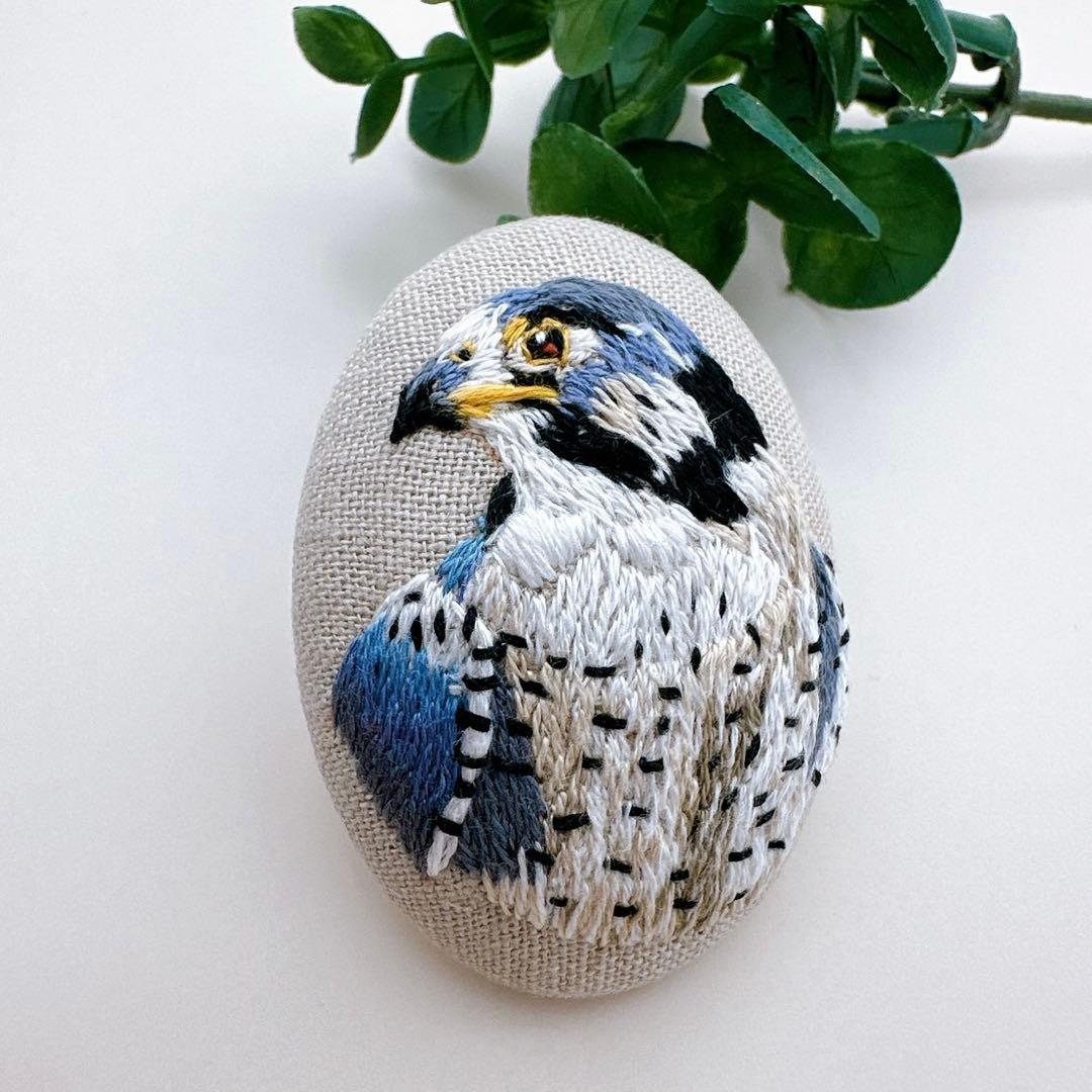 鷹の刺繍ブローチ