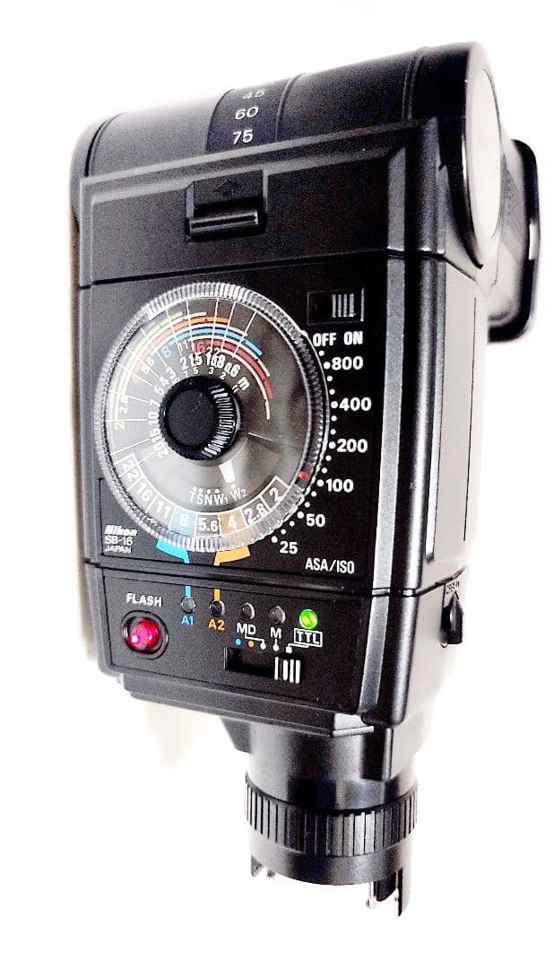 ニコンF３HP　フイルムカメラズームレンズ付き　ストロボセット中古良品　取説付き