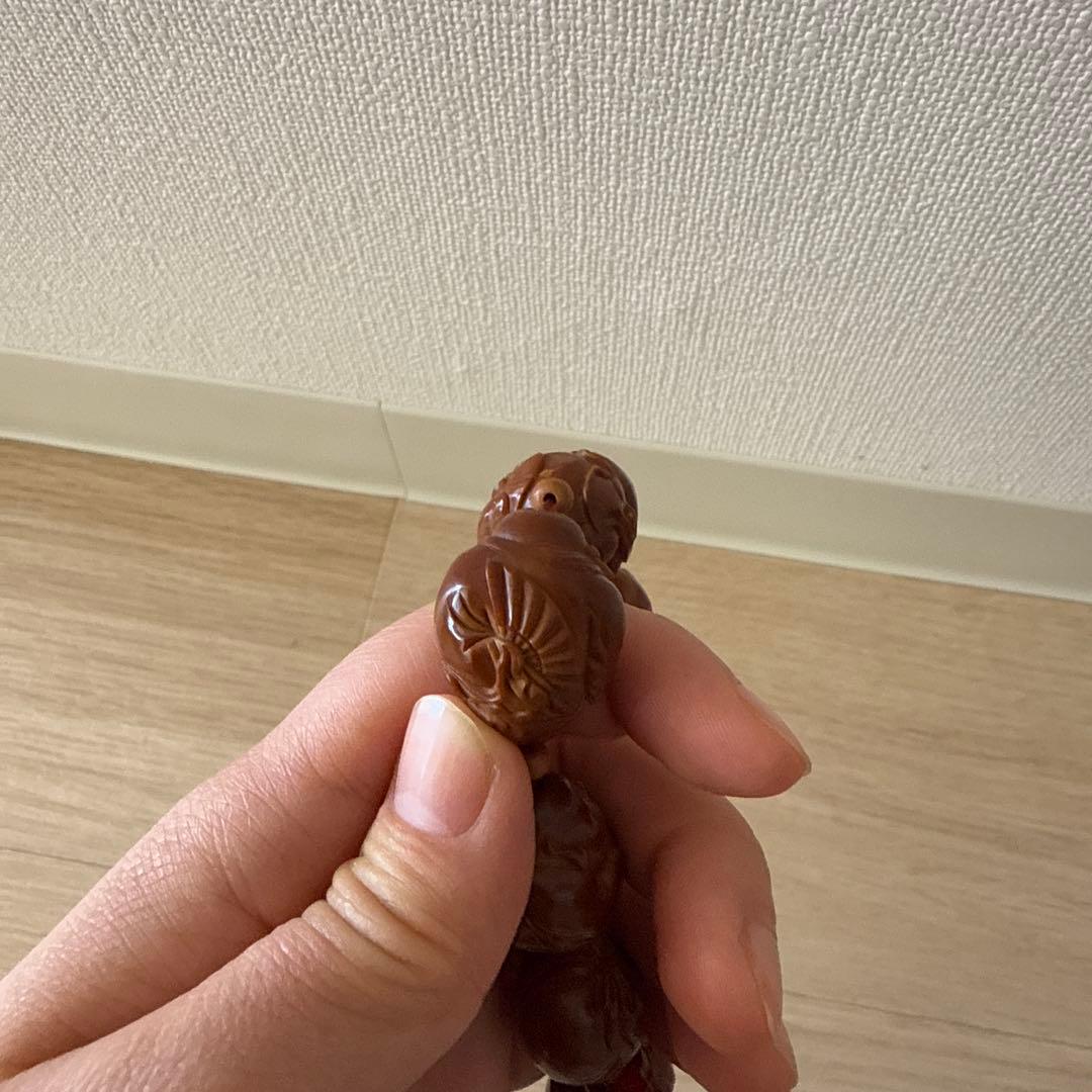 手作りのオリーブの種を使った弥勒菩薩像