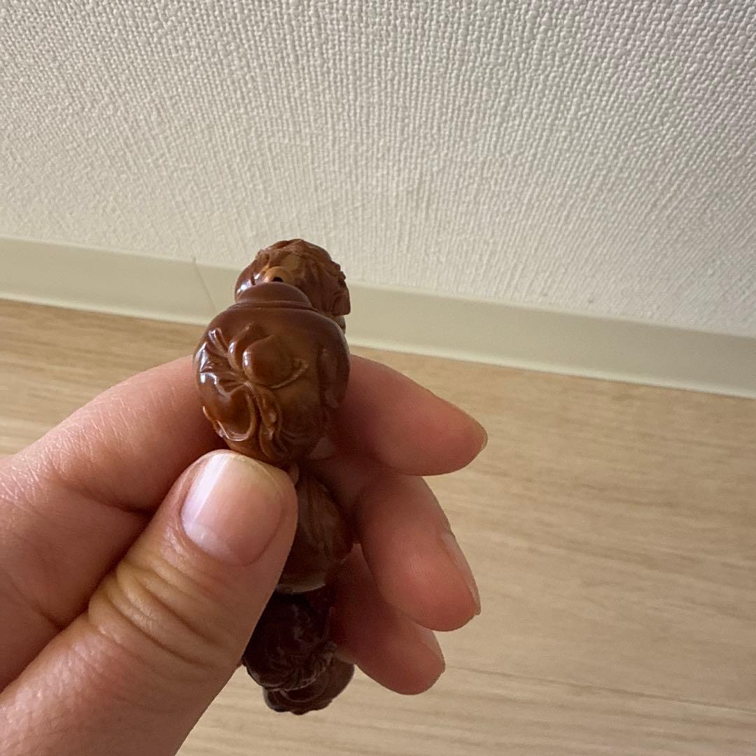 手作りのオリーブの種を使った弥勒菩薩像