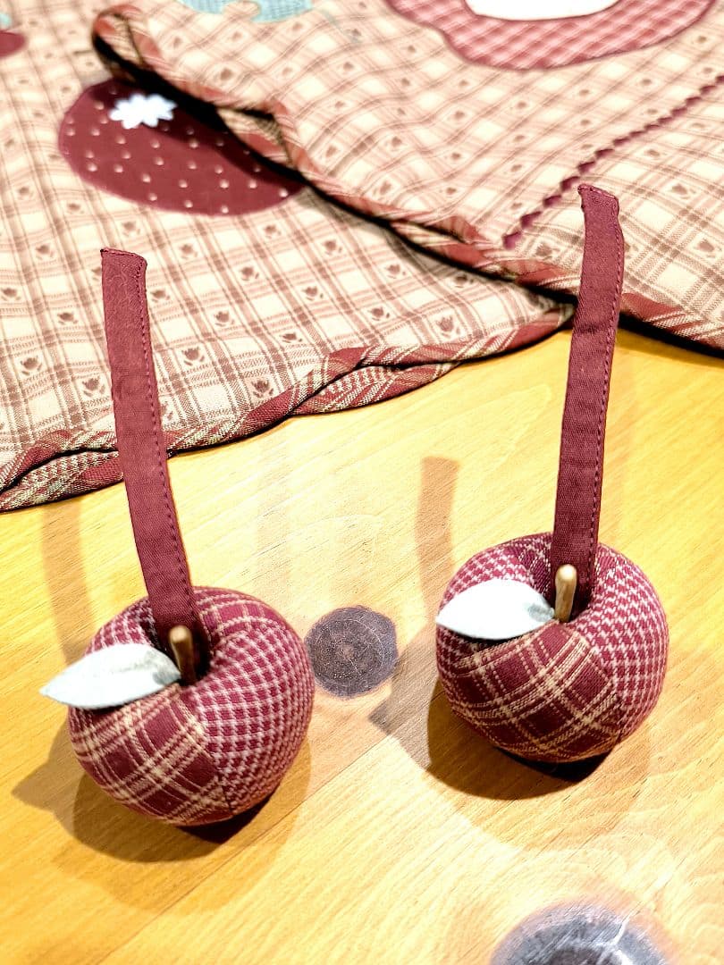 ⭐️アメリカンカントリー雑貨❤️りんごෆいっぱいテーブルセンター(タッセル付き)