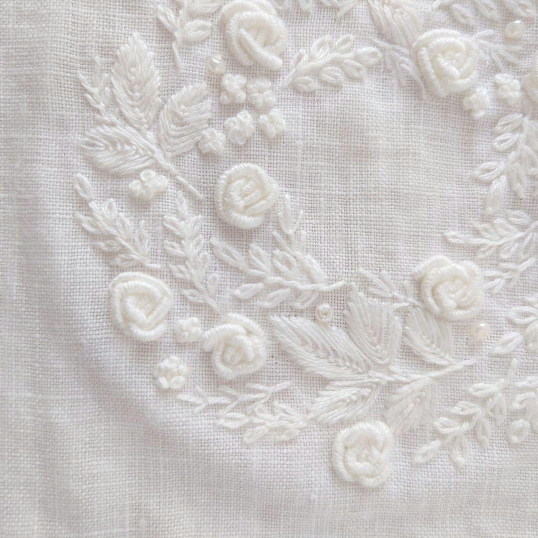 手刺繍入り　リネンクロス/リネンハンカチ【白糸刺繍ローズ】