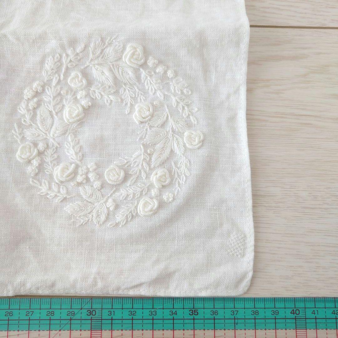 手刺繍入り　リネンクロス/リネンハンカチ【白糸刺繍ローズ】