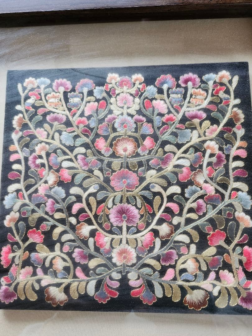 伝統的な花柄刺繍アート
