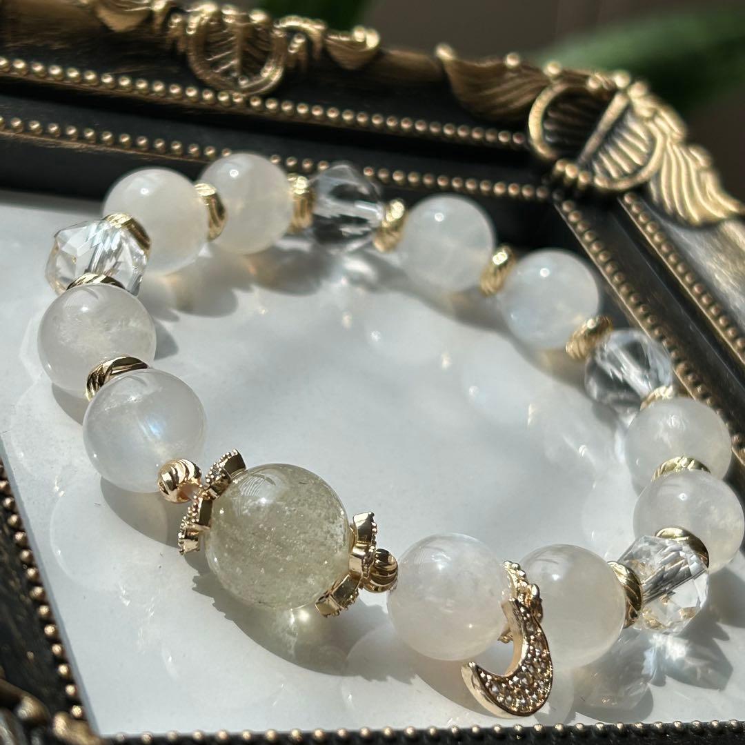 リビアングラス＆ムーンストーンブレスレット　月チャーム付き