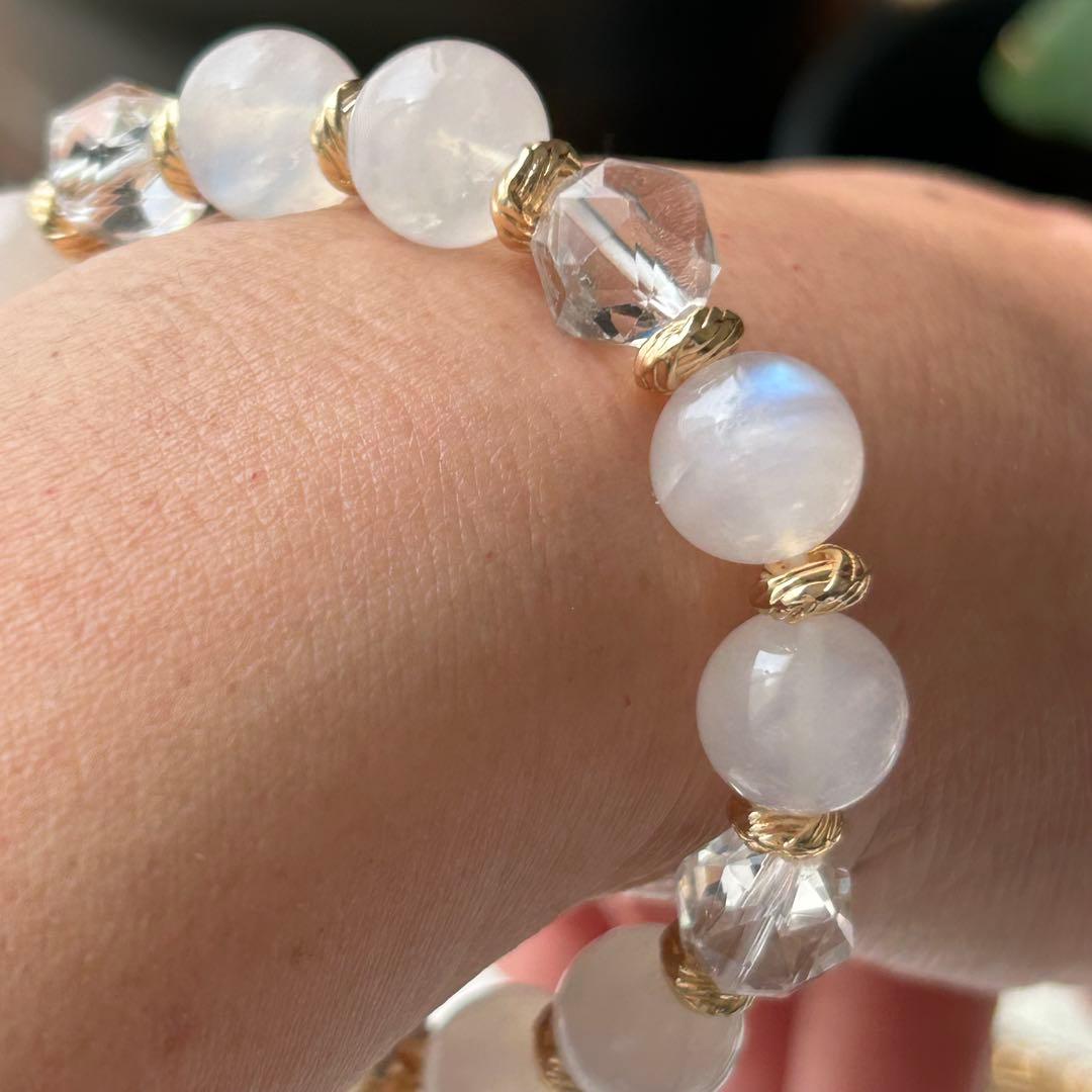 リビアングラス＆ムーンストーンブレスレット　月チャーム付き