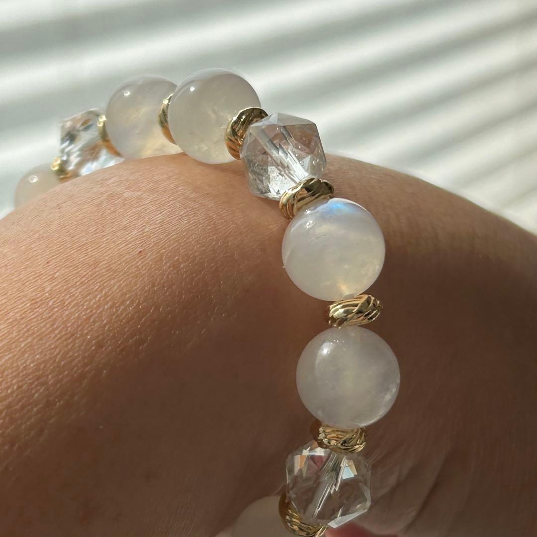 リビアングラス＆ムーンストーンブレスレット　月チャーム付き