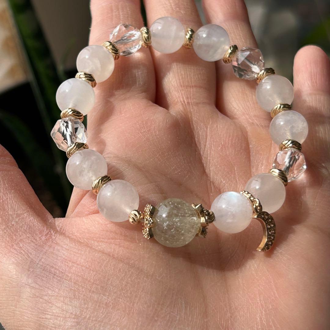 リビアングラス＆ムーンストーンブレスレット　月チャーム付き