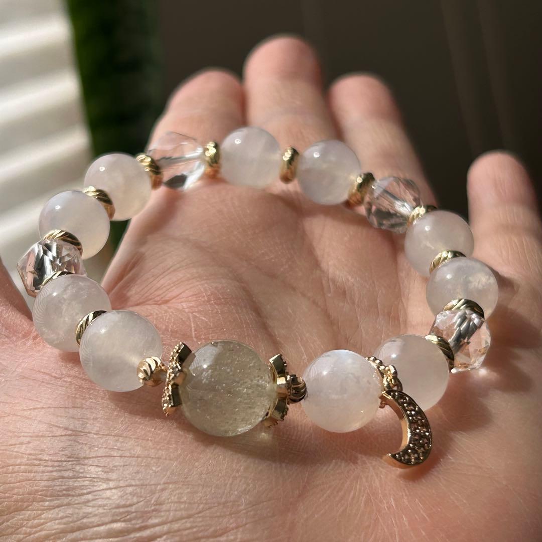 リビアングラス＆ムーンストーンブレスレット　月チャーム付き