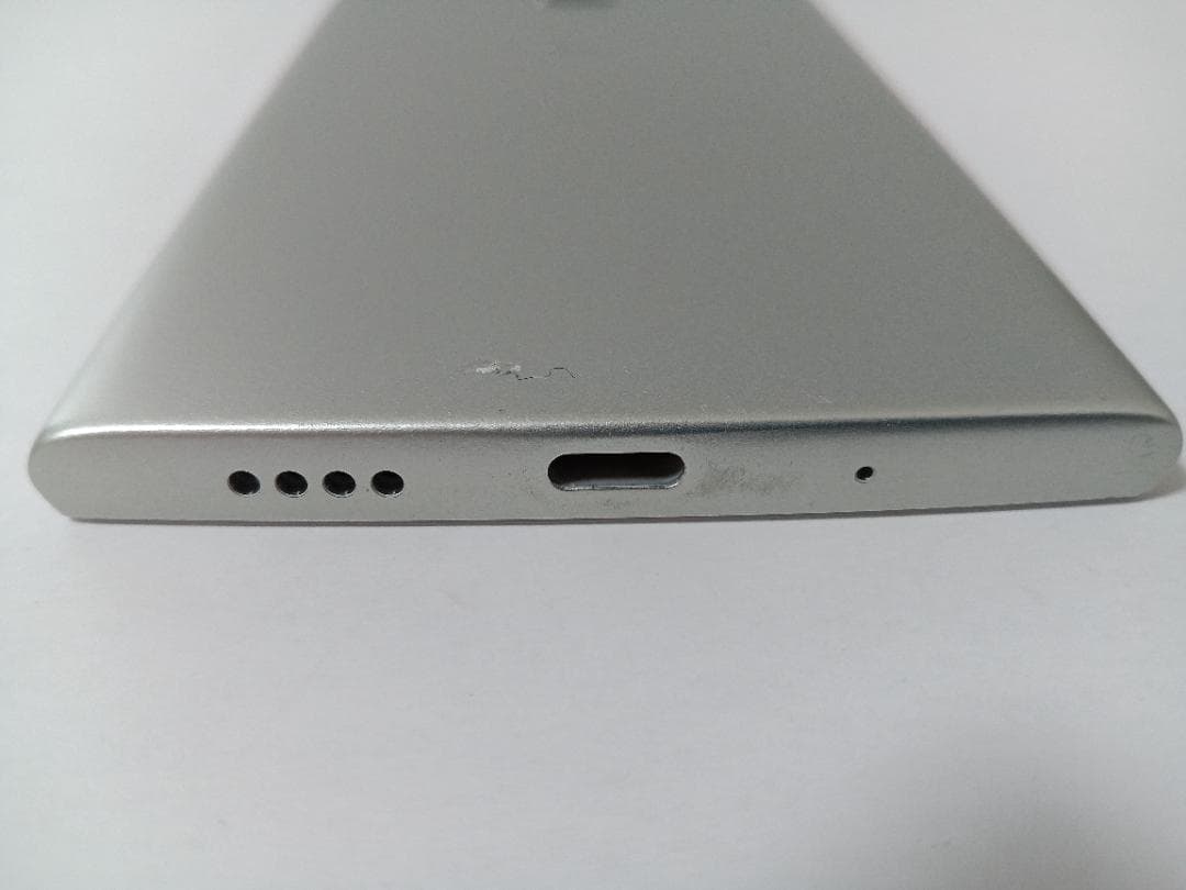 ☆ au URBANO V04 KYV45 プラチナシルバー　＃2