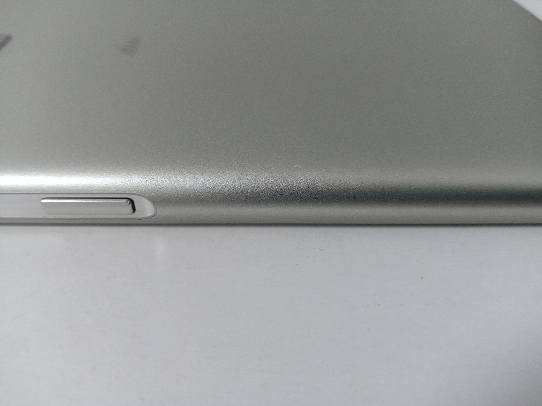 ☆ au URBANO V04 KYV45 プラチナシルバー　＃2