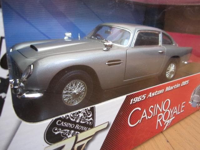 007　ボンドカー　1/18 　アストンマーティンDBS　他ミニカー　４台セット