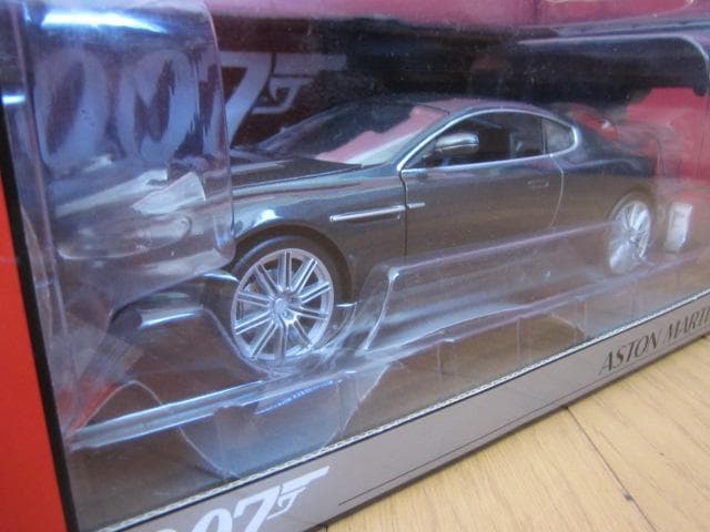 007　ボンドカー　1/18 　アストンマーティンDBS　他ミニカー　４台セット