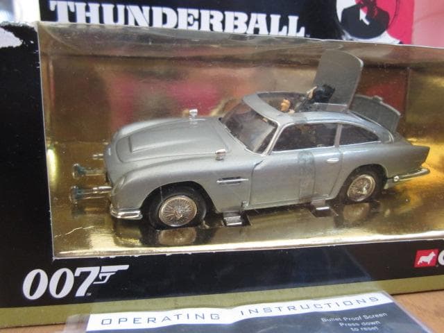007　ボンドカー　1/18 　アストンマーティンDBS　他ミニカー　４台セット