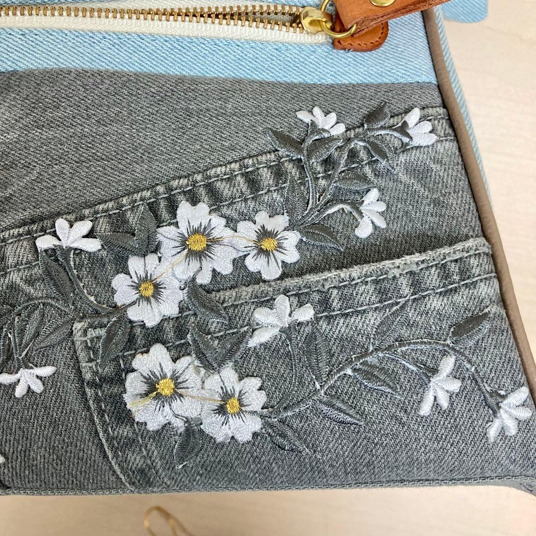 デニムリメイク✖︎本革　2wayハンドバッグ　刺繍花柄　チャーム 底板底鋲付き