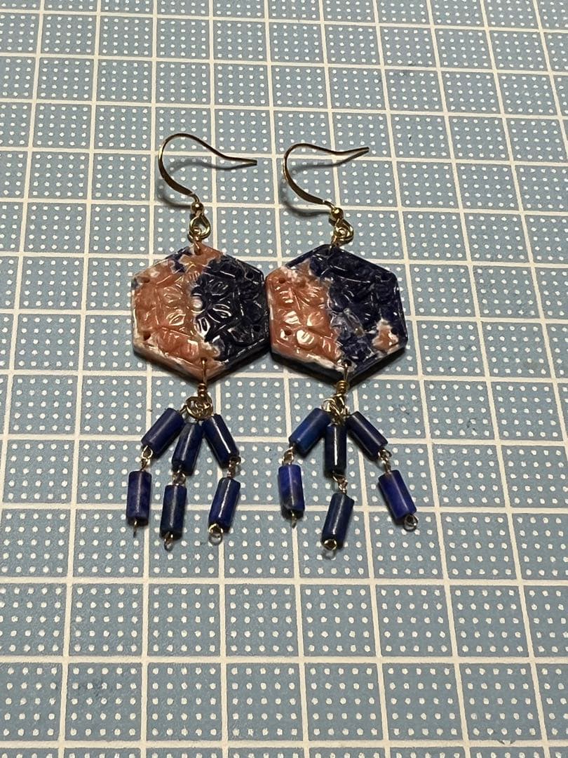 ピンク入　ソーダライト　カービング　ラピスラズリ　チューブ　14kgf ピアス