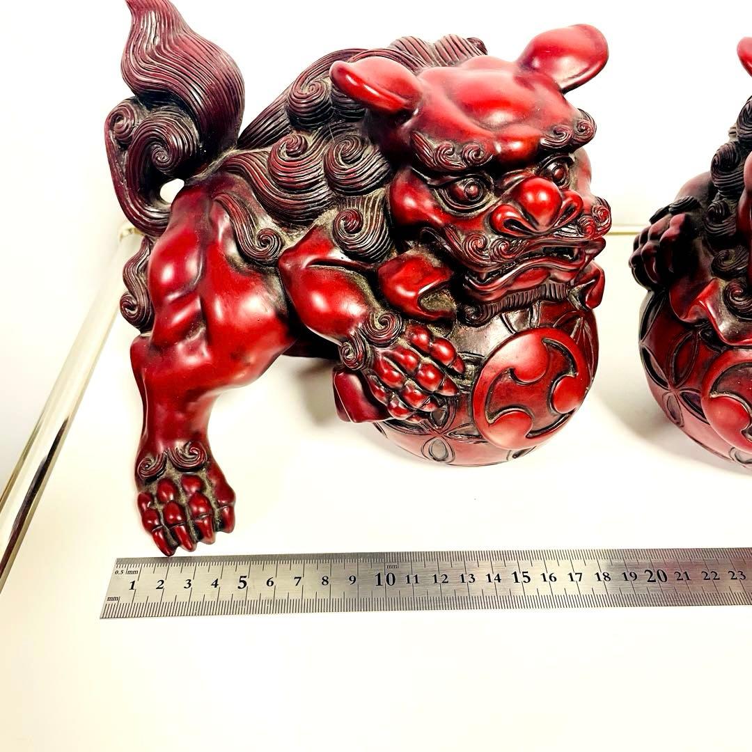 玉乗りシーサー　赤色 獅子像 置物 伝統的